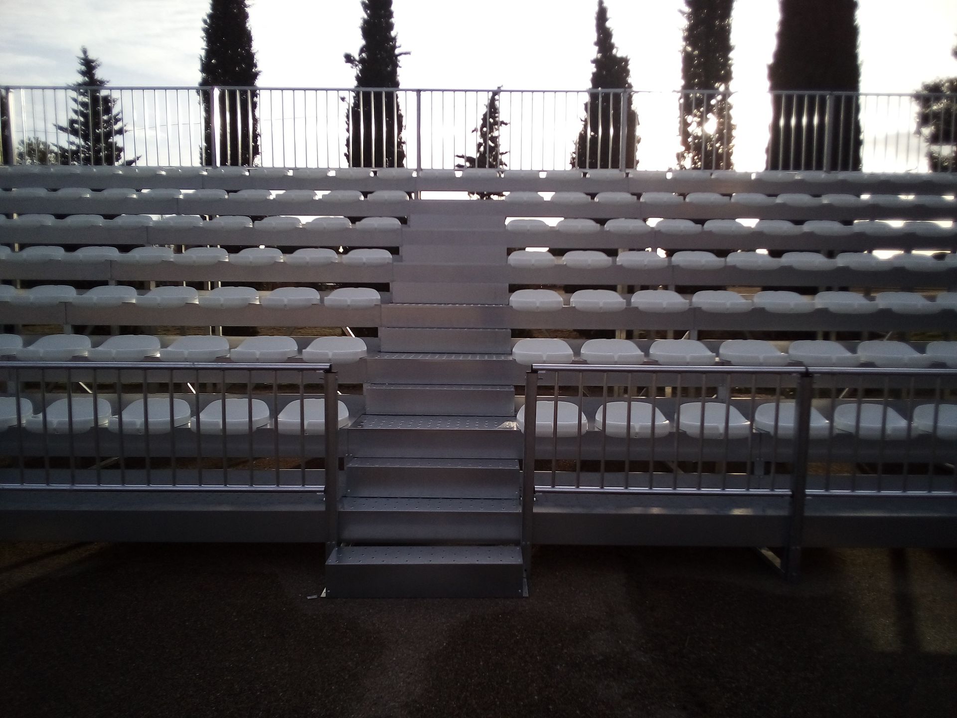 Una fila de gradas con escaleras que conducen a ellas.