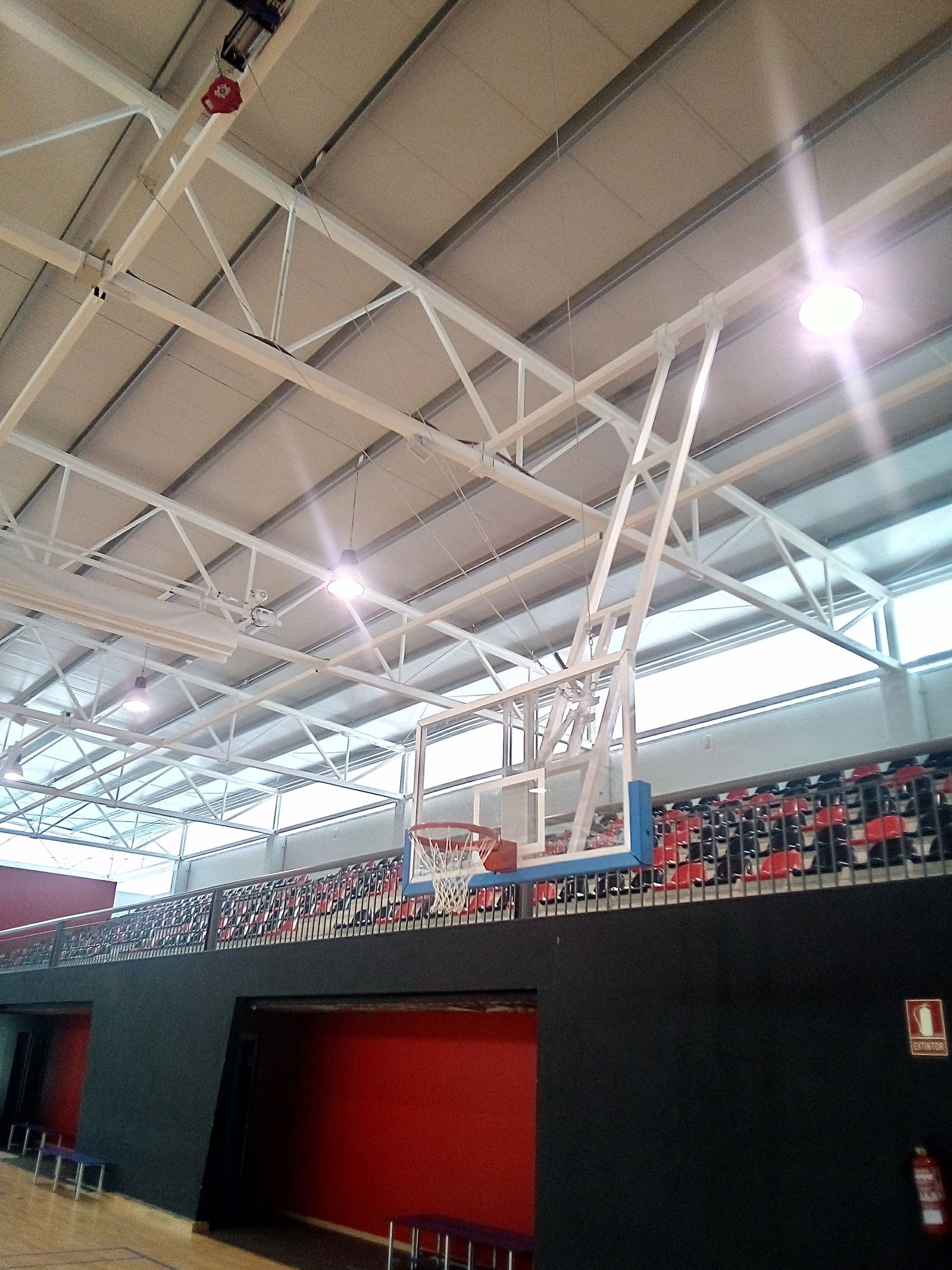 Un aro de baloncesto cuelga del techo de un gimnasio.