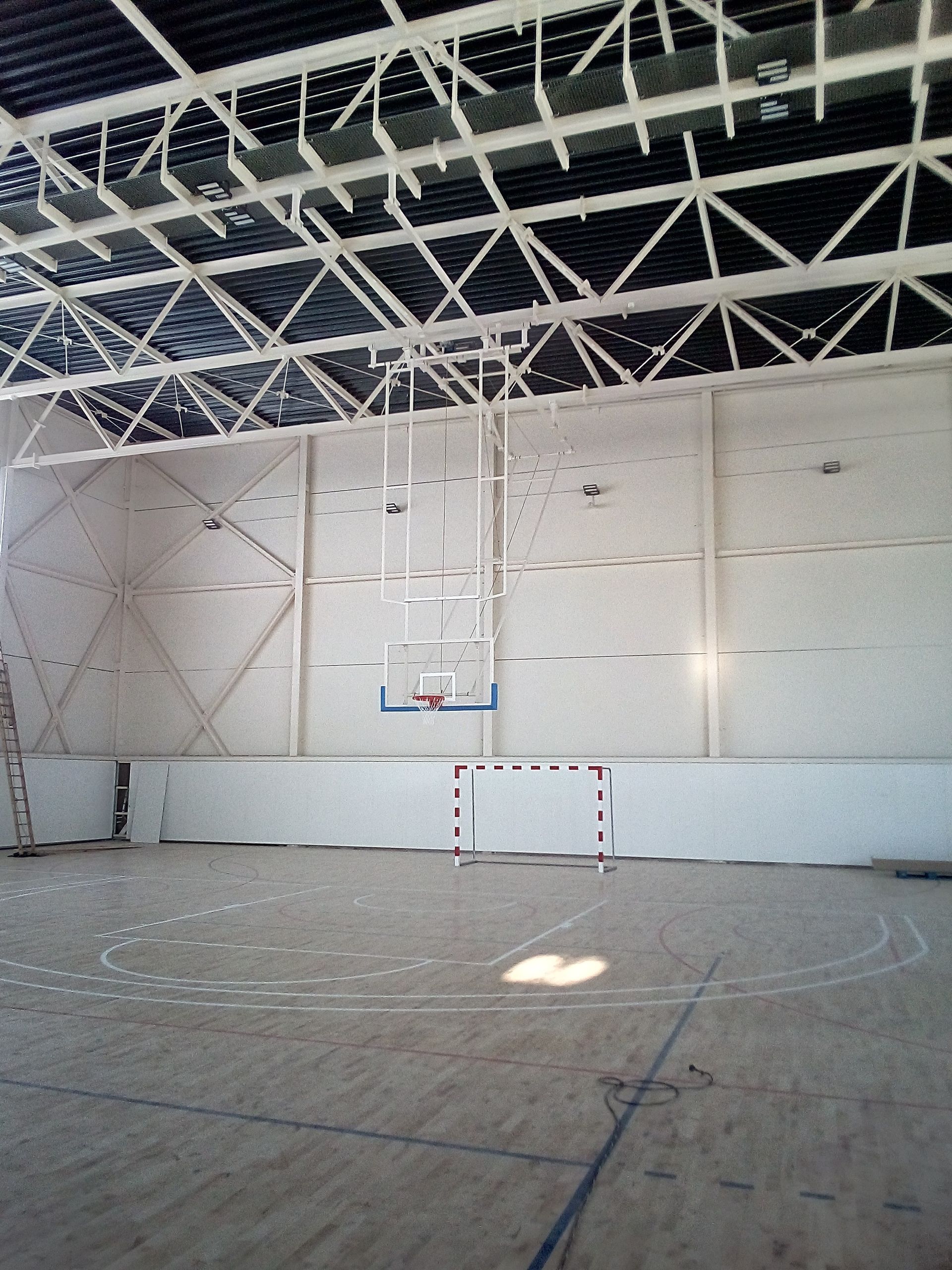Un aro de baloncesto cuelga del techo de un gimnasio.