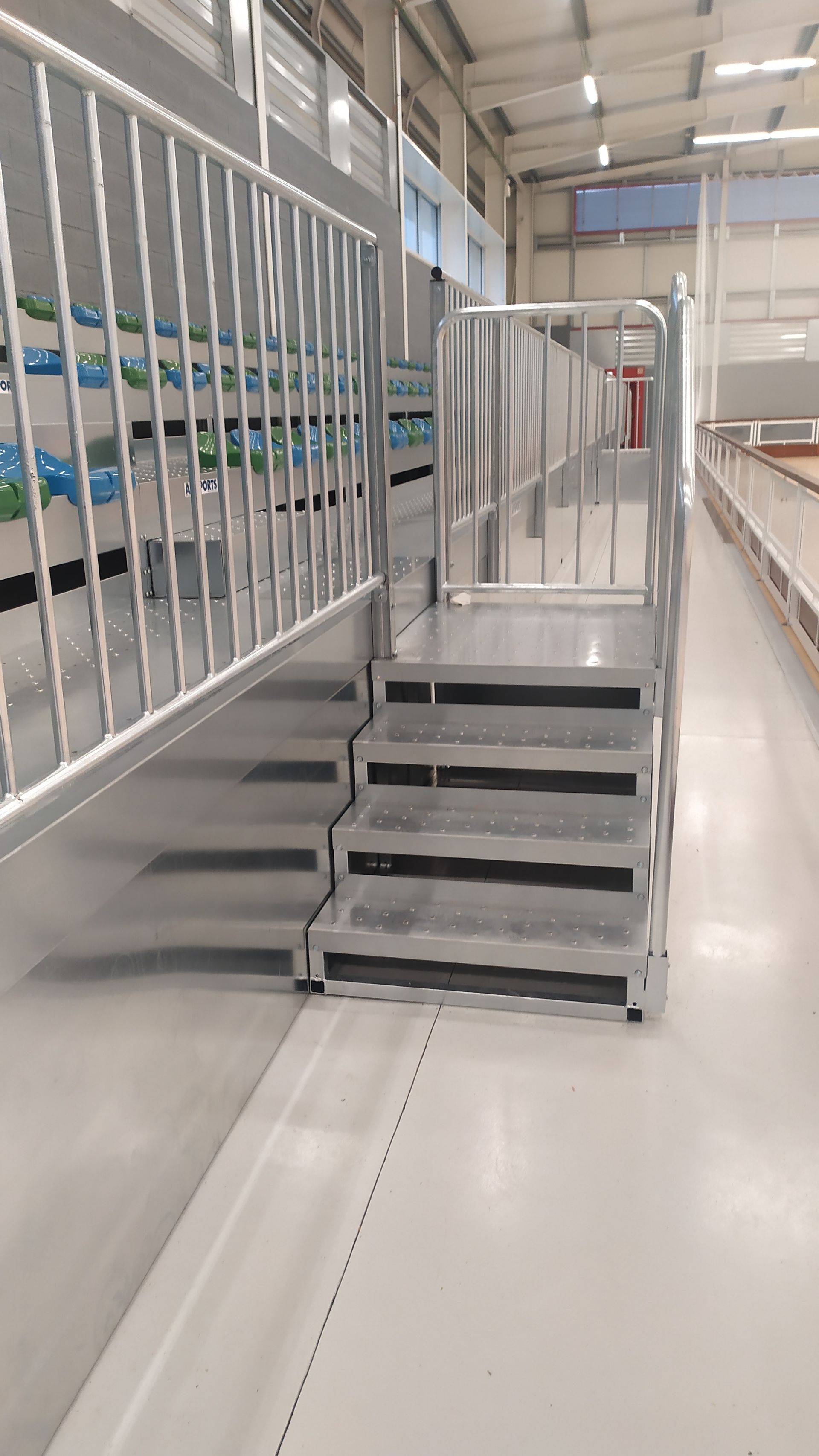 Un conjunto de escaleras que conducen a un balcón en un edificio.