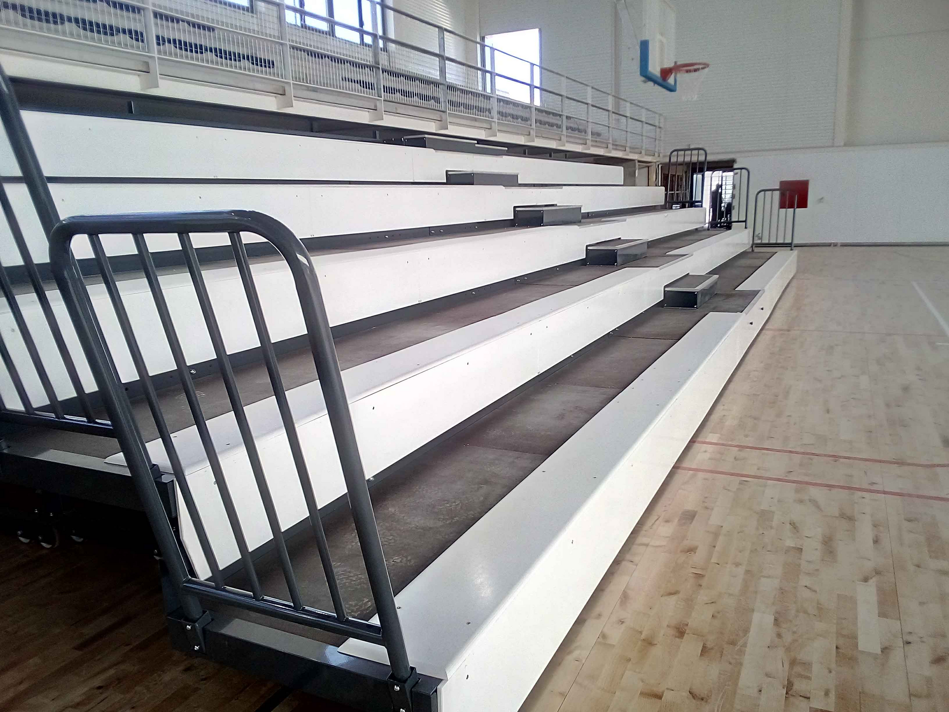 Una cancha de baloncesto con gradas y un aro de baloncesto