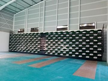 Una pared grande con muchos zapatos en un gimnasio.