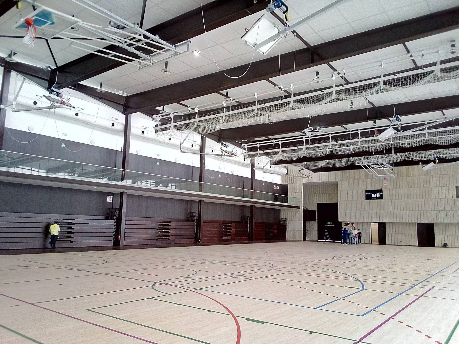 Un aro de baloncesto cuelga del techo de un gimnasio.