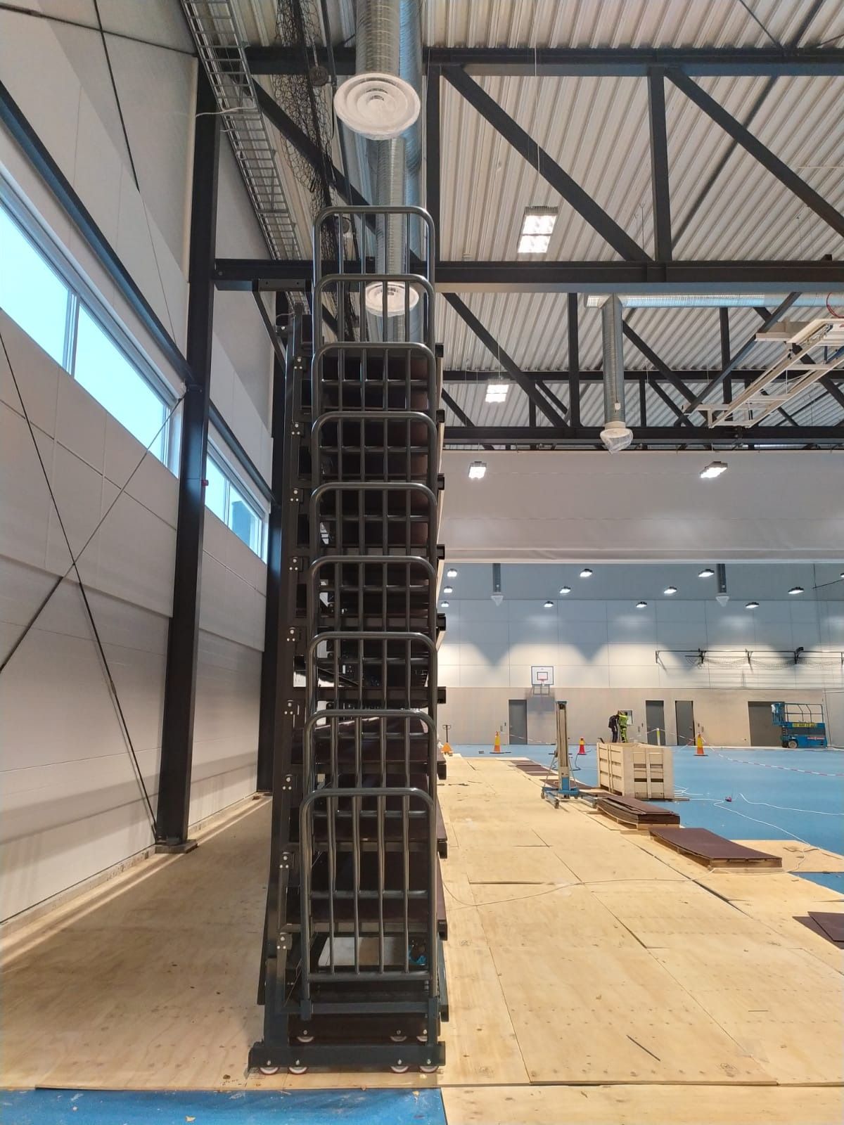 Un edificio grande con una escalera en el medio.