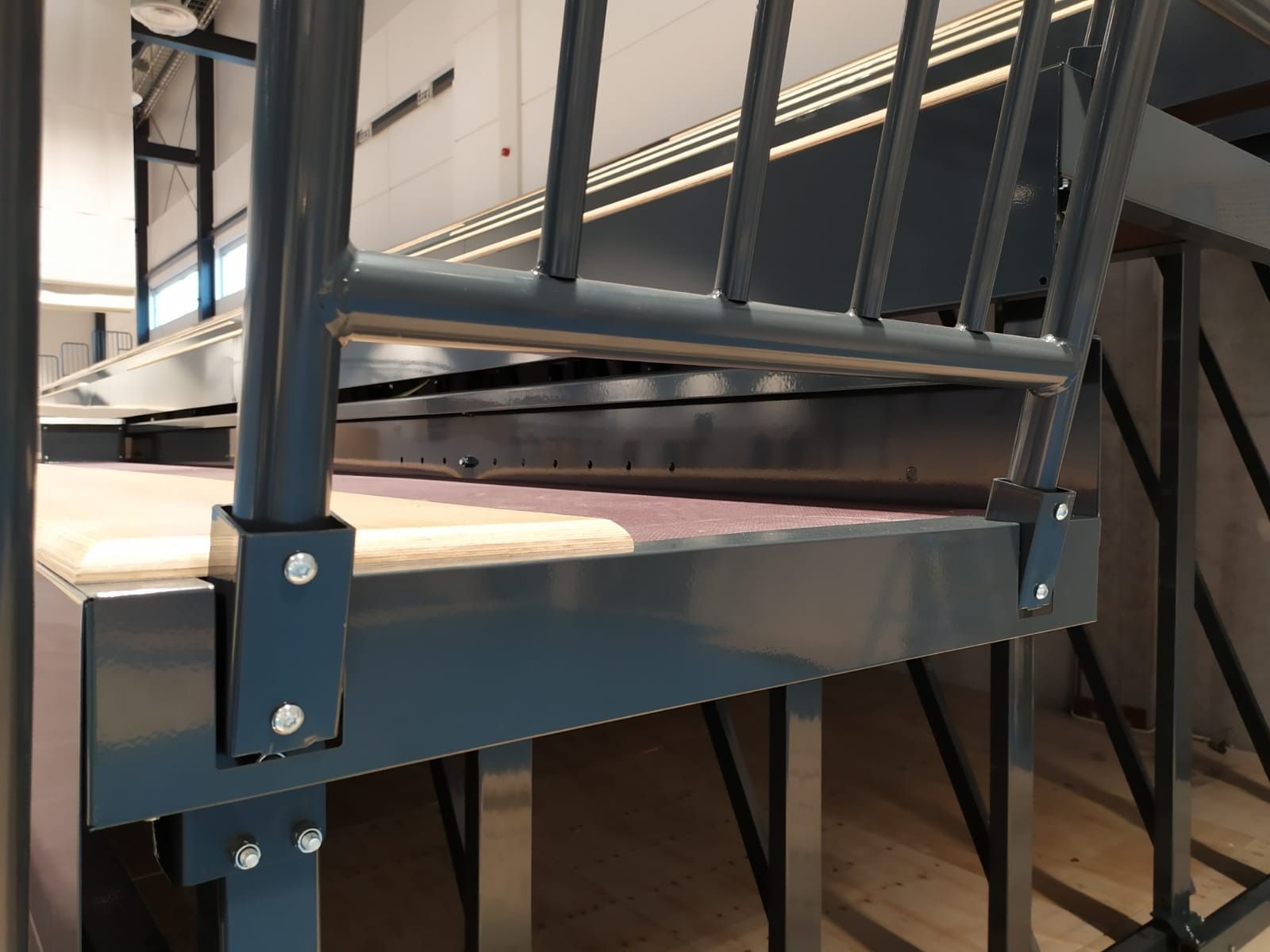 Un primer plano de una barandilla de metal en una escalera.