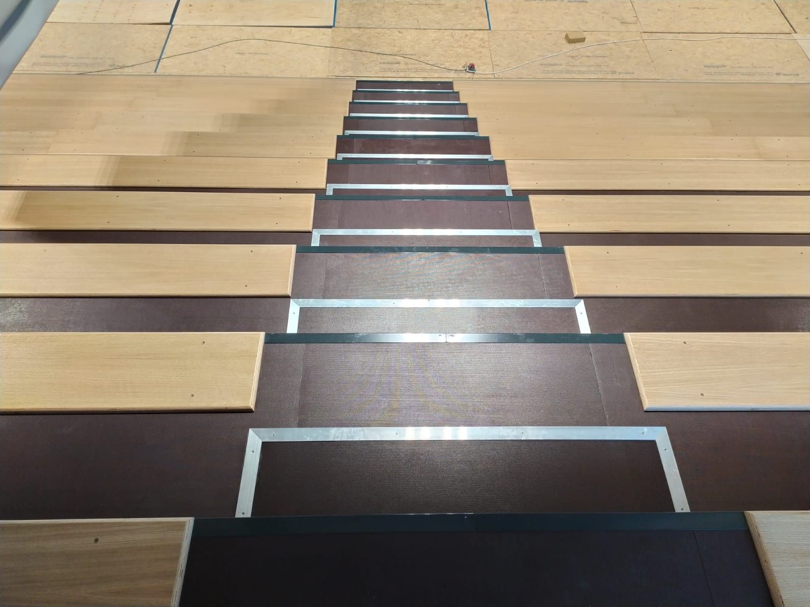 Un conjunto de escaleras de madera y metal.