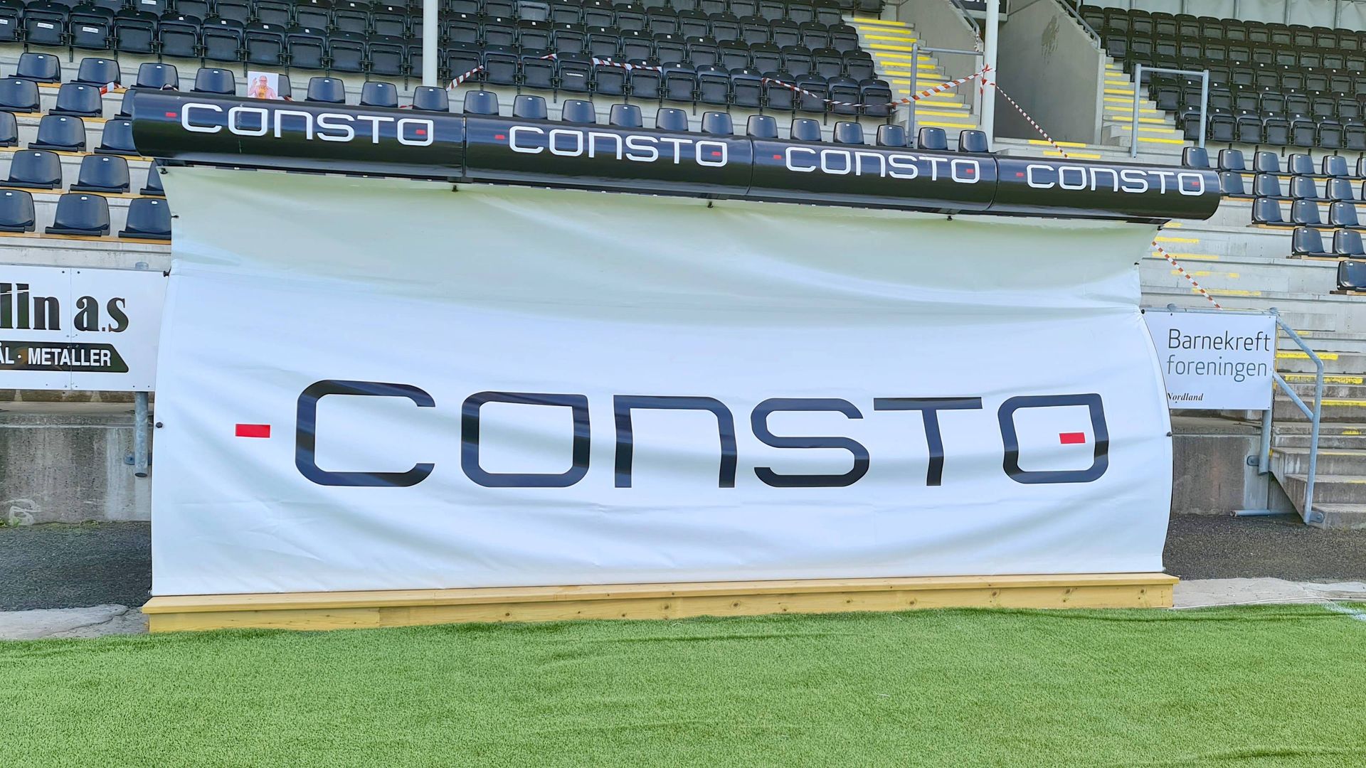 Una pancarta blanca con la palabra consto en ella