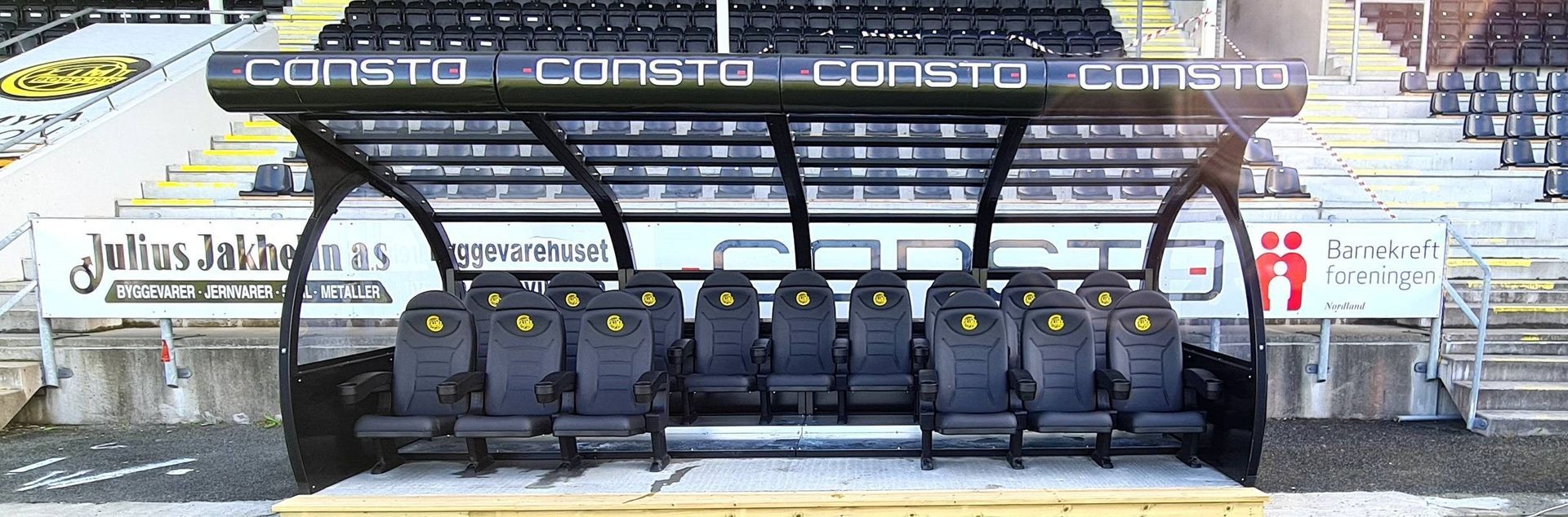Un refugio en un estadio con la palabra constru en él