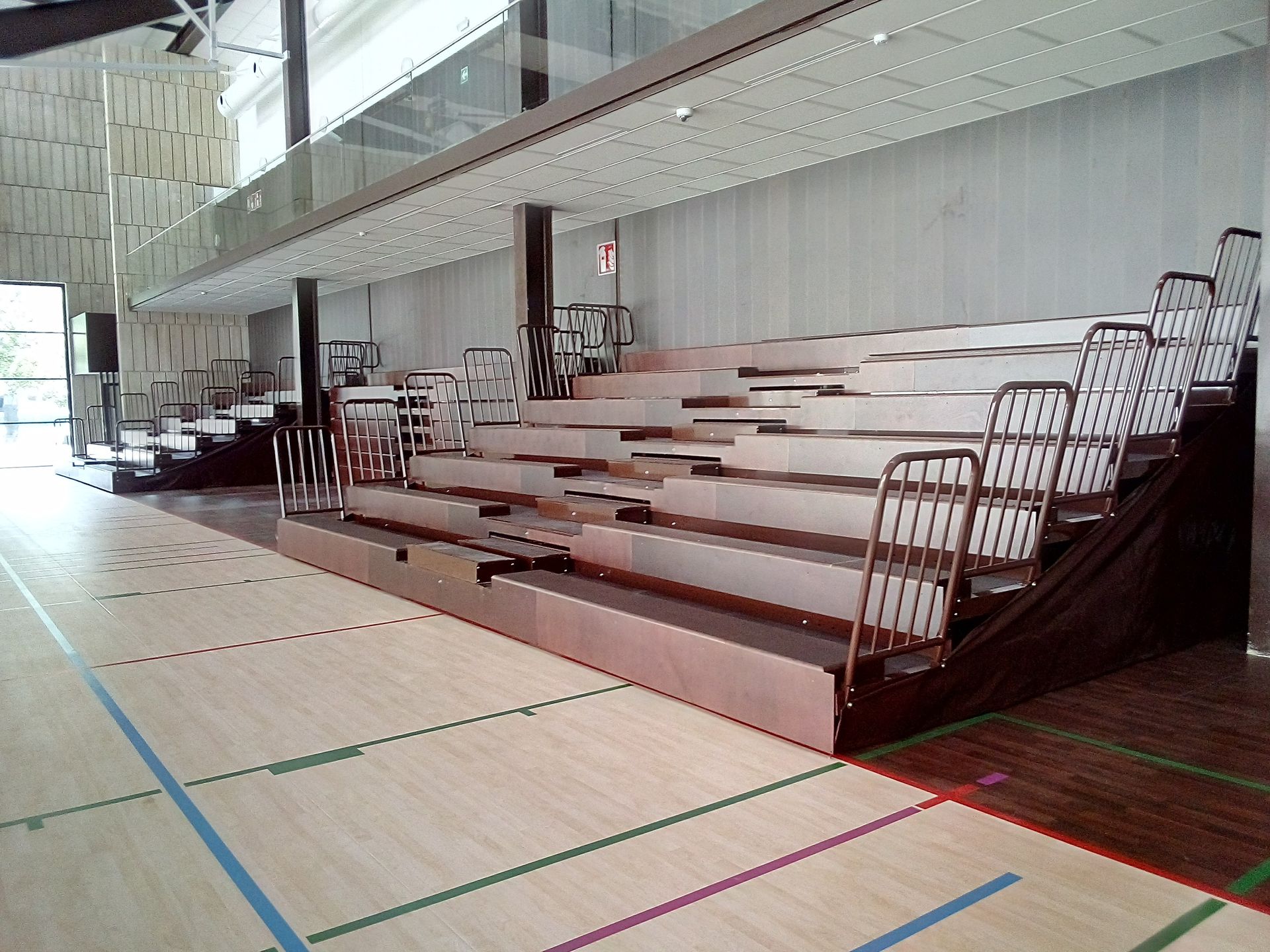 Un gimnasio con gradas y una cancha de baloncesto