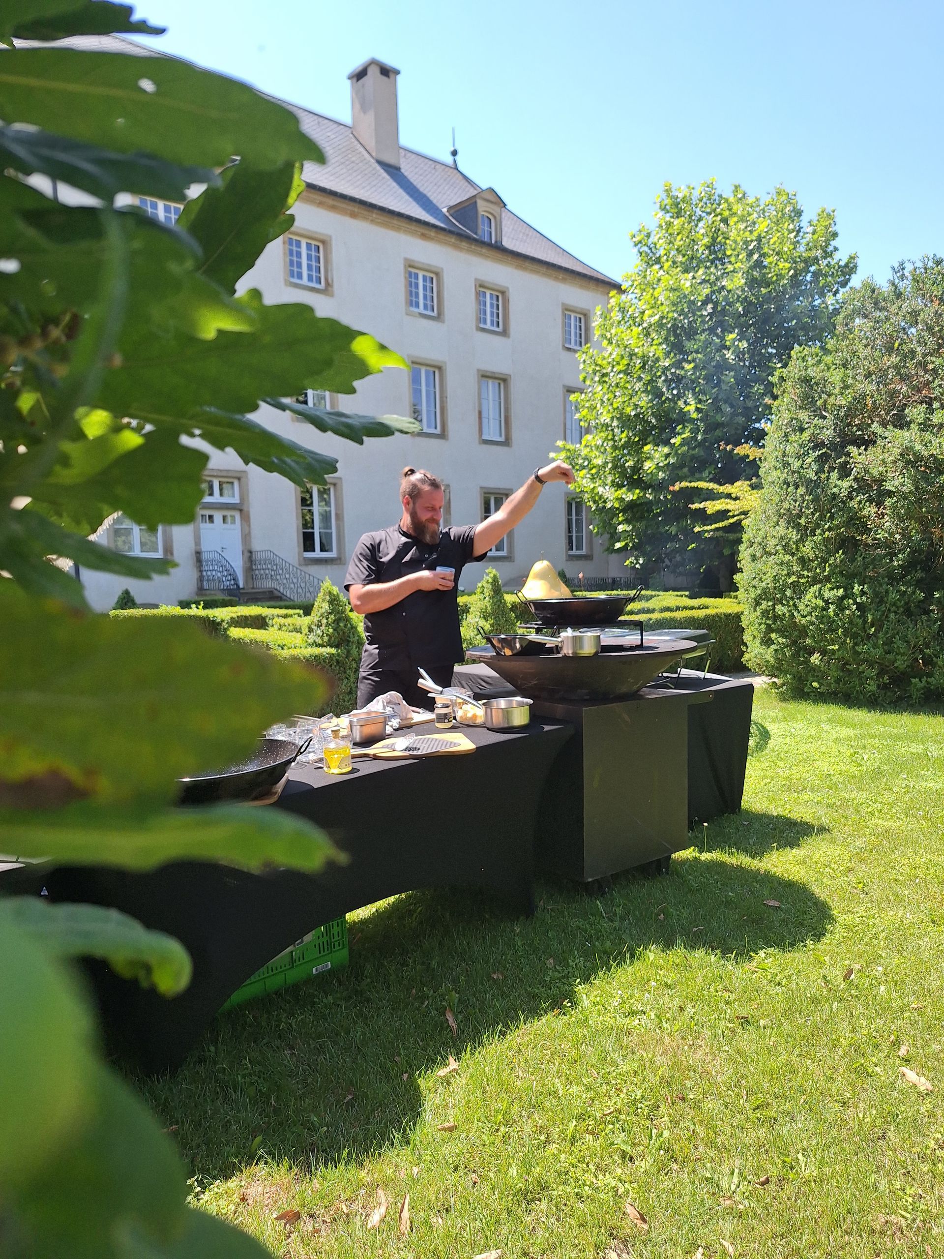 Assortiment de plateaux apéritifs avec des crostinis, des garnitures au fromage à la crème, du saumon et des herbes fraîches, servis sur des planches en bois