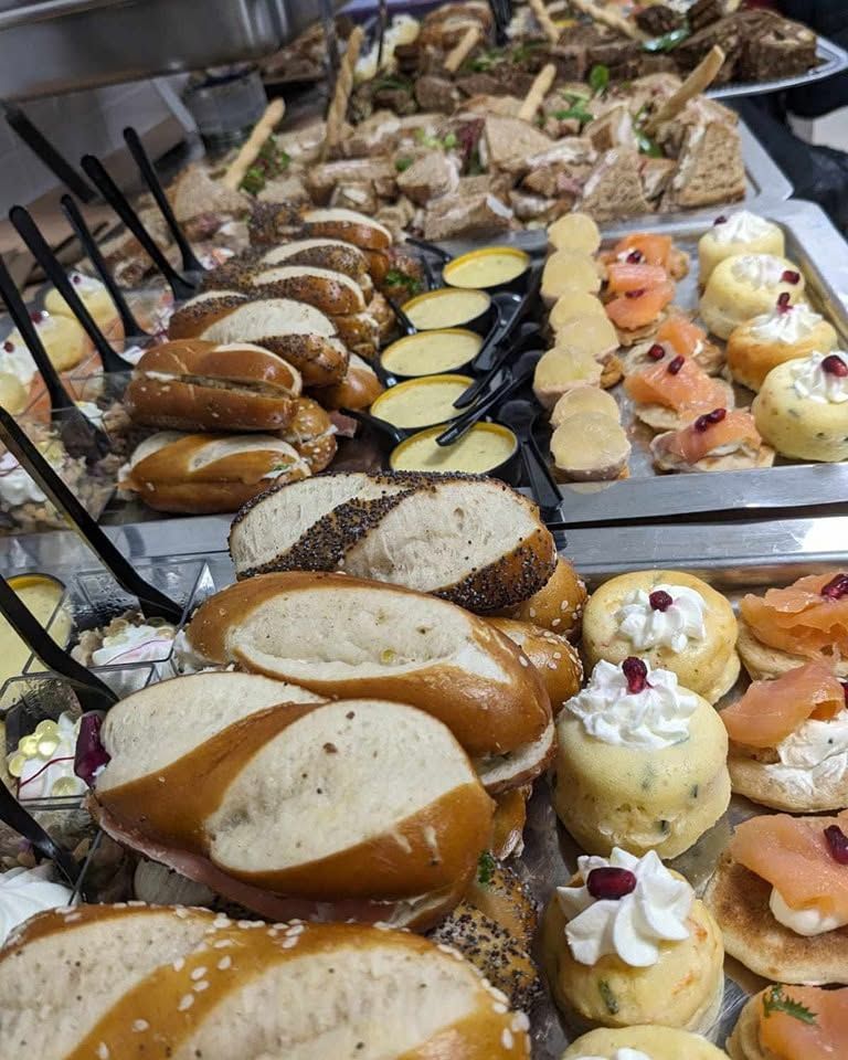 Plateau de sandwichs assortis à côté de canapés à manger