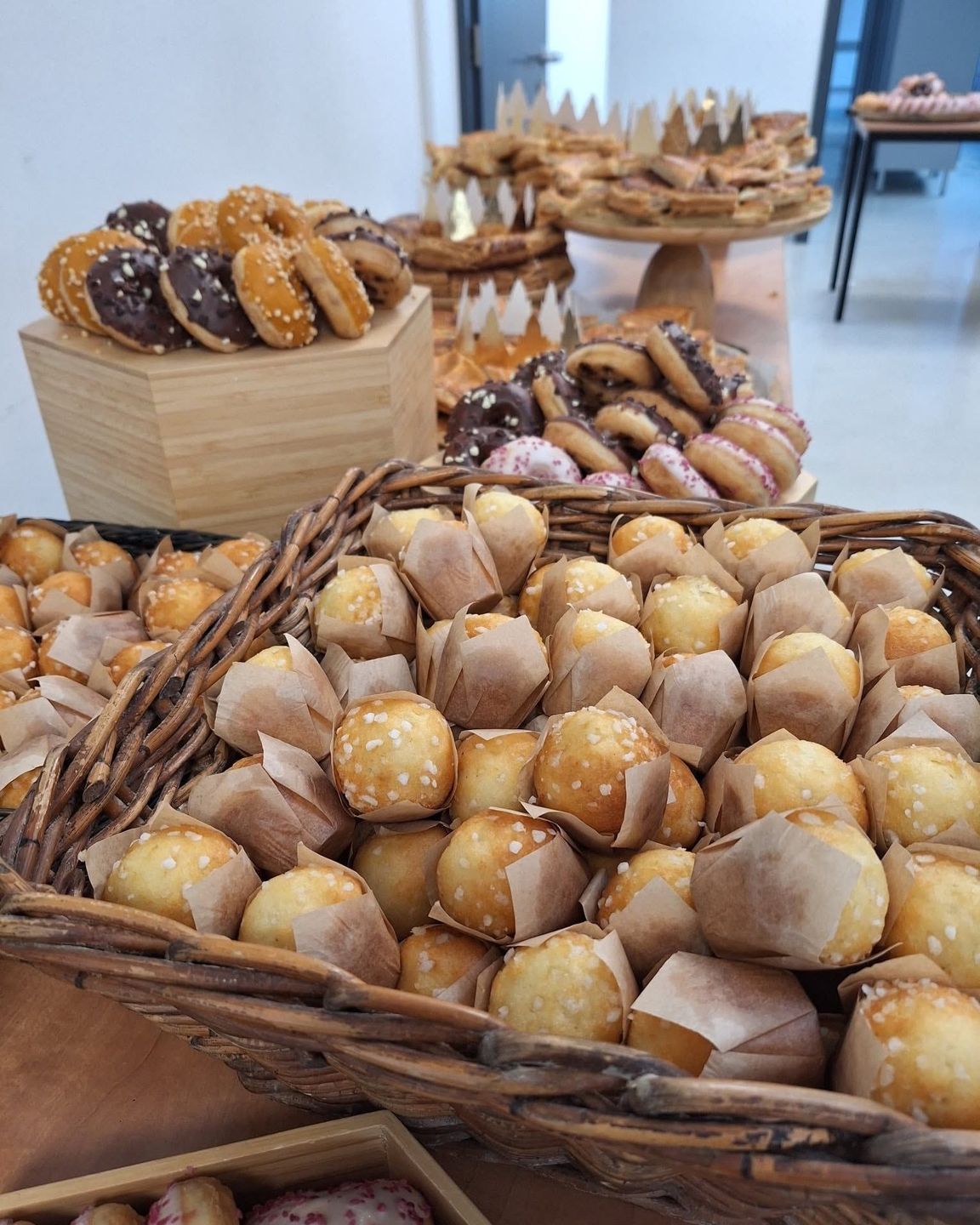 Des paniers de pâtisseries glacées assorties exposés sur le comptoir d’une boulangerie.