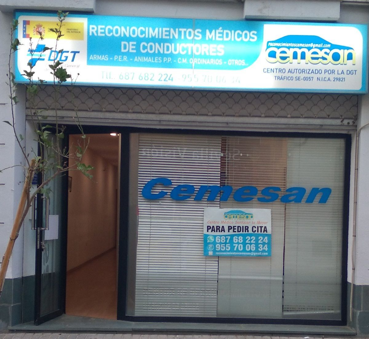 A store front with a sign that says reconocimientos medicos de conductores