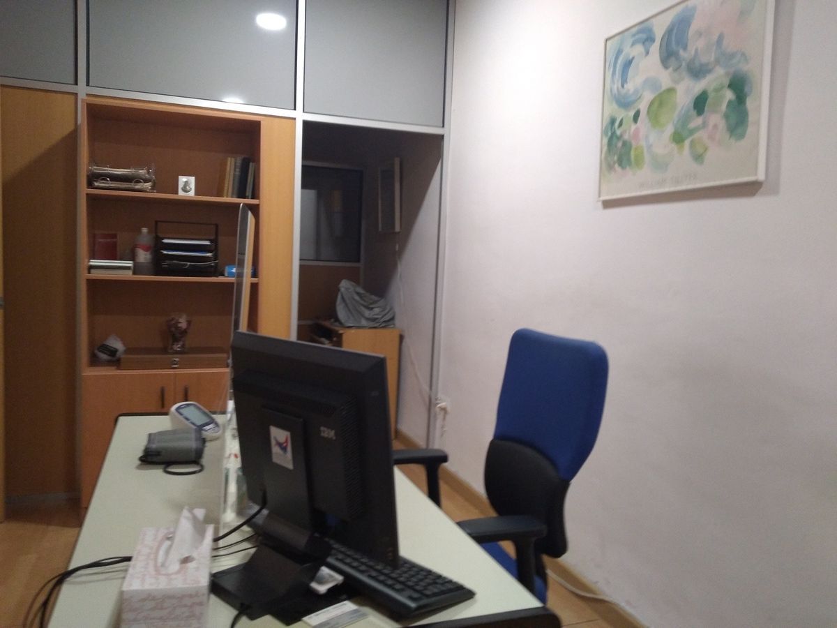 Un escritorio con una computadora y una silla azul.