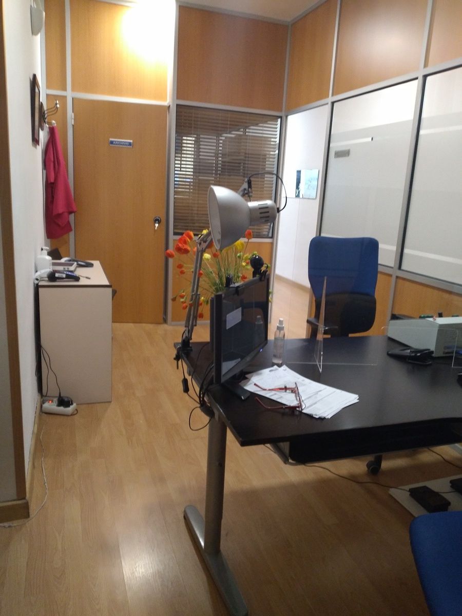 Un escritorio con una computadora portátil encima en una oficina.