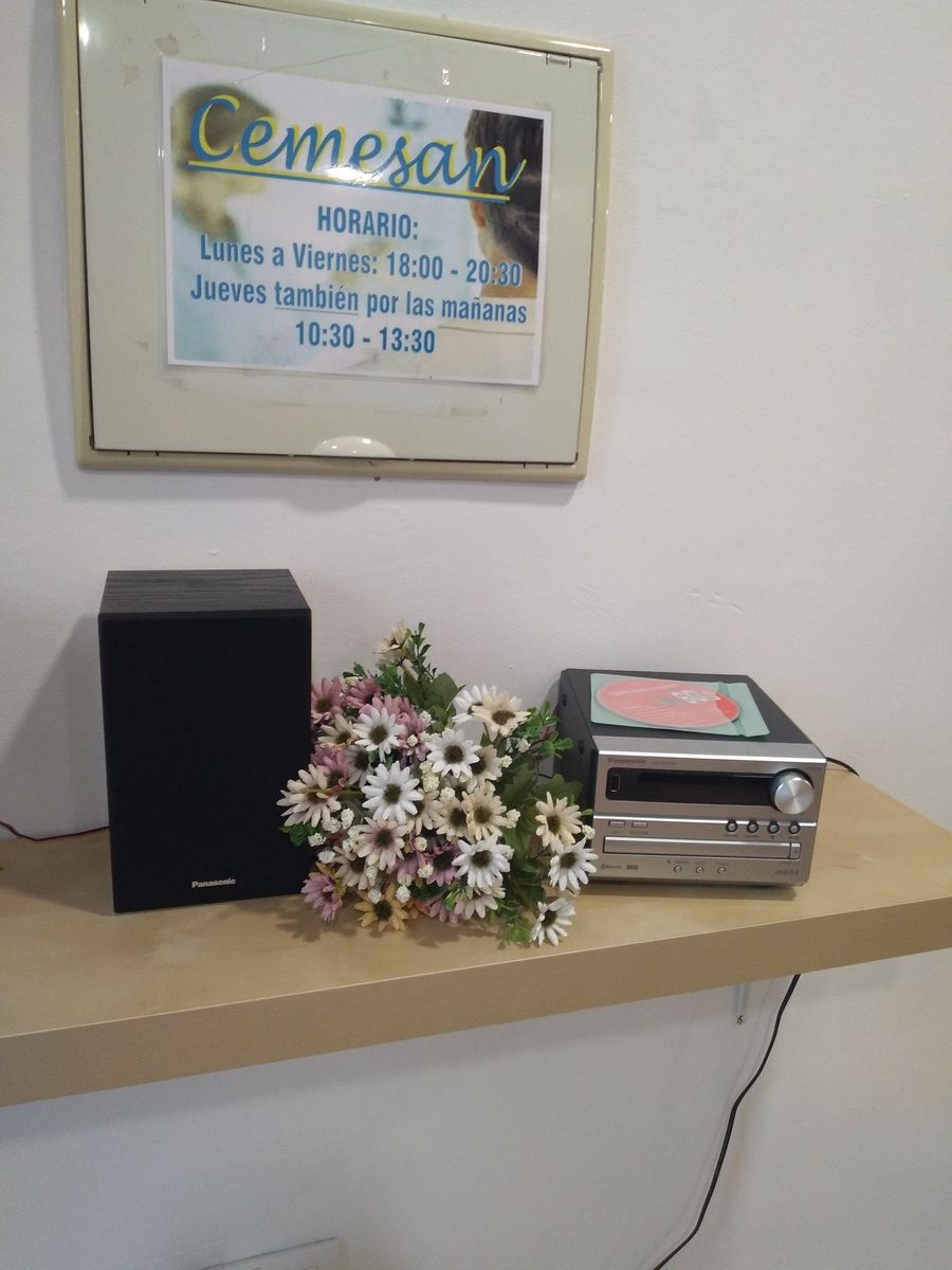 Un estante con un altavoz y un reproductor de CD encima.