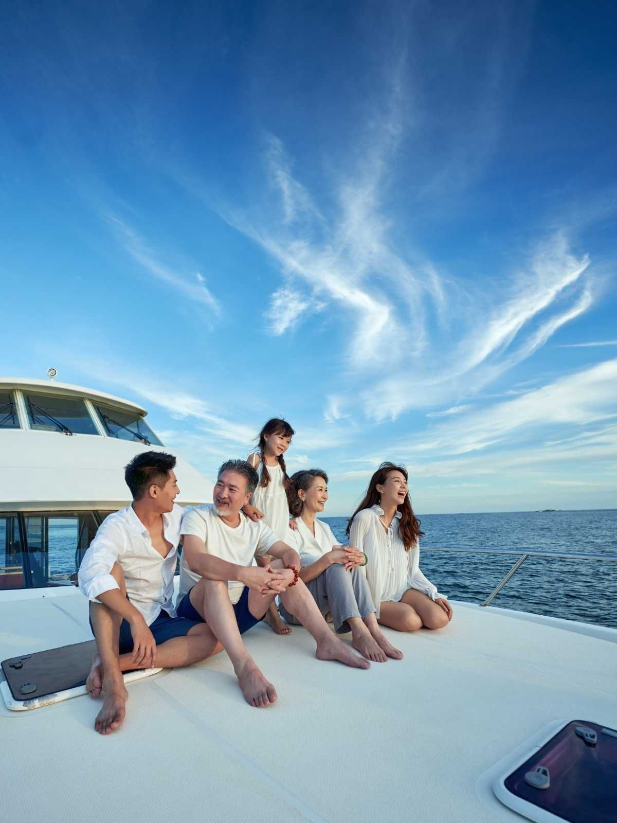 Un grupo de personas está sentada en la cubierta de un barco en el océano.