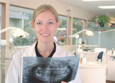 Frau mit Röntgenaufnahme von Mund