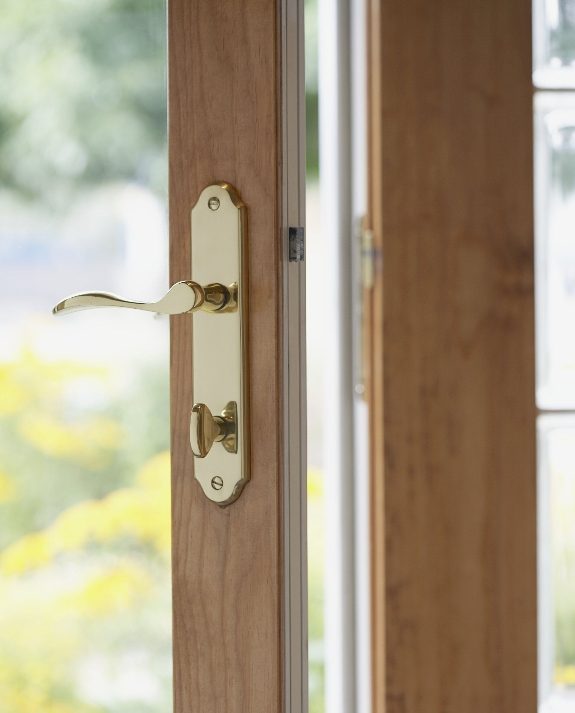 Porte en bois neuve avec serrure dorée