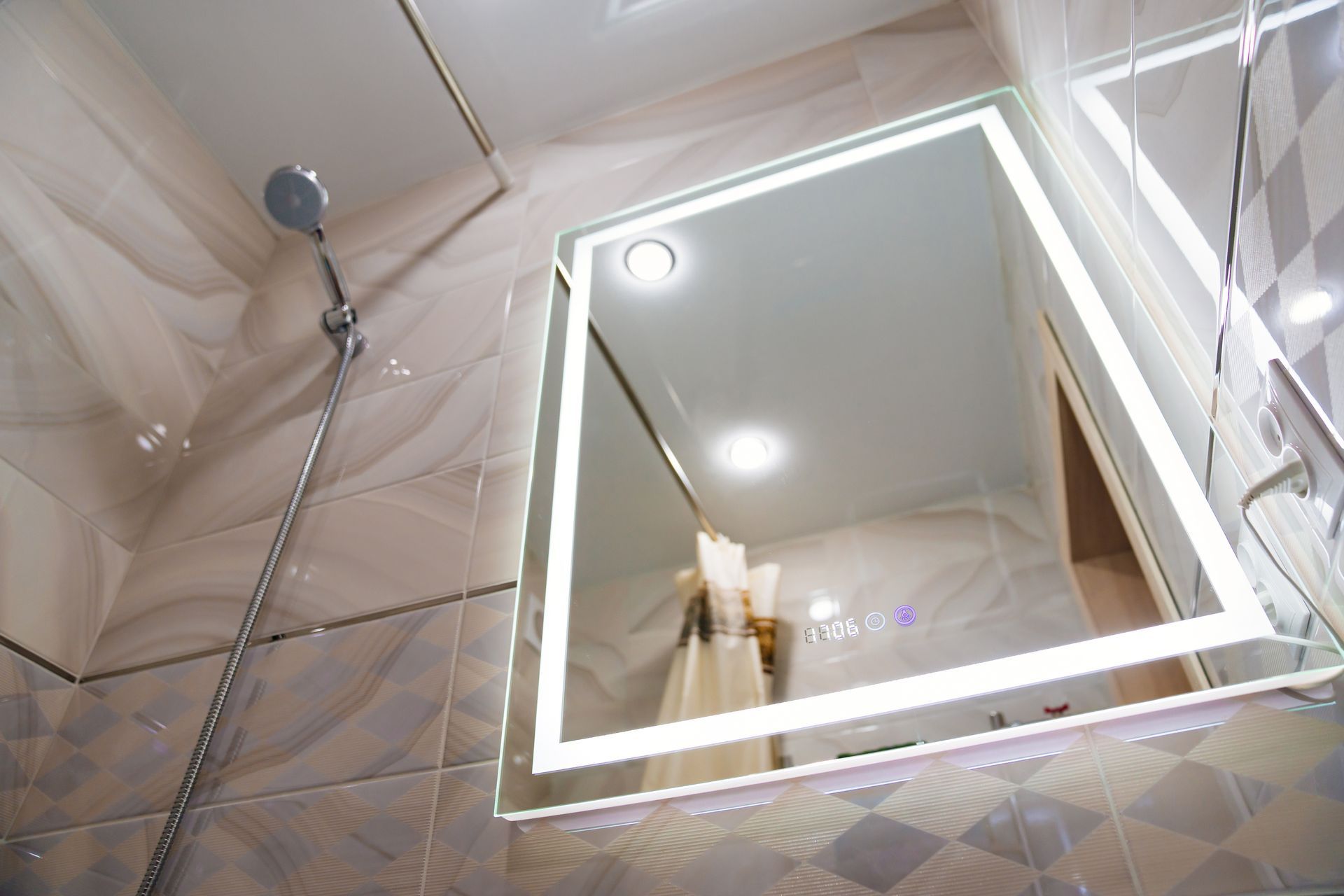 Miroir neuf dans une salle de bains