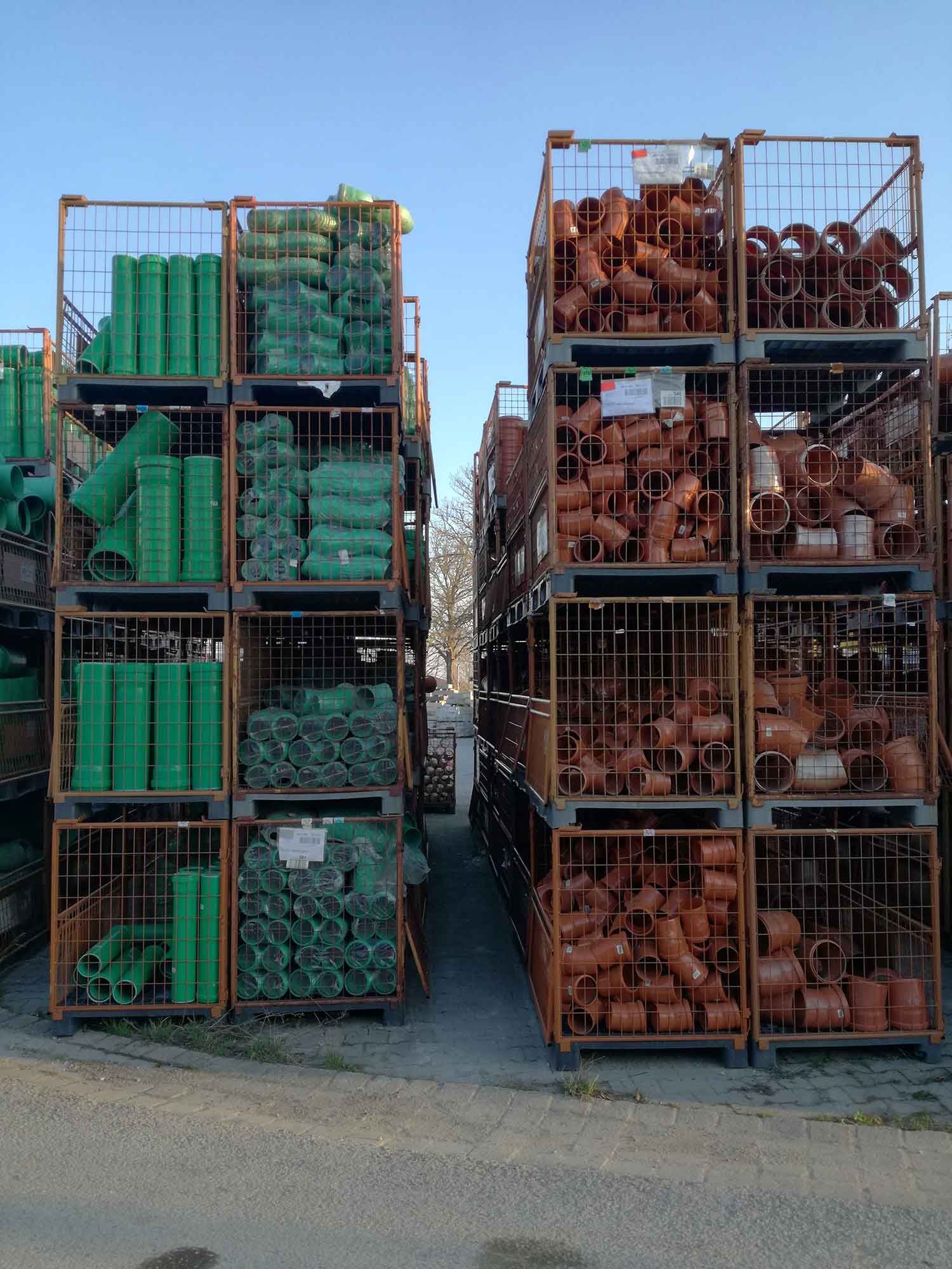 Metallkäfige, gefüllt mit grünen und orangen Sanitärartikeln.