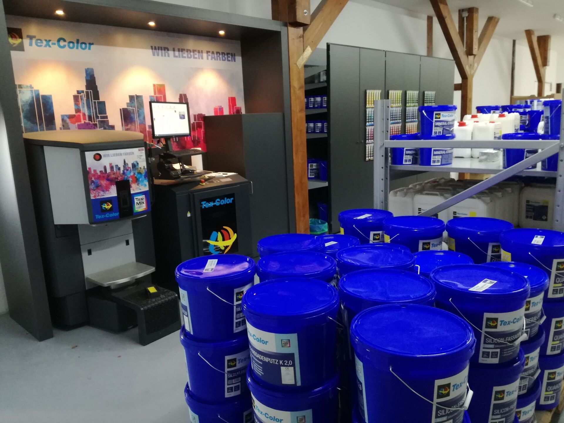 Innenansicht eines Farbengeschäfts