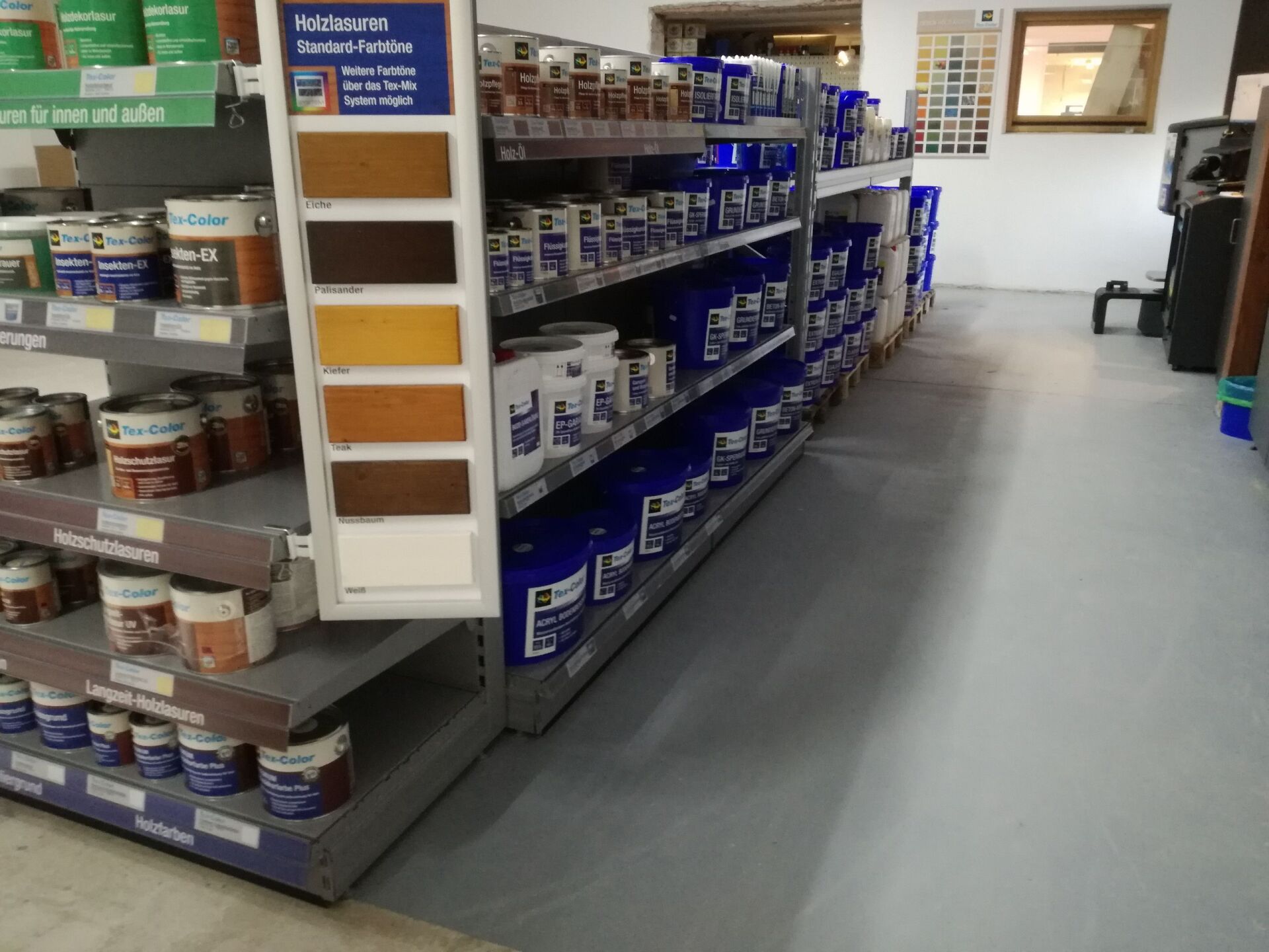 Innenansicht eines Farbengeschäfts.