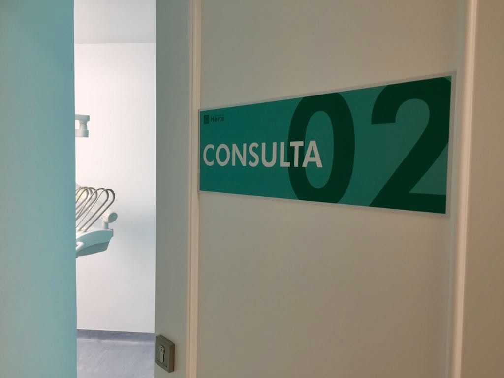 Una puerta con un cartel que dice consulta 02