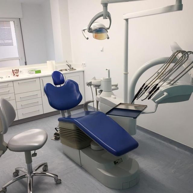 Un sillón dental azul en un consultorio dental.