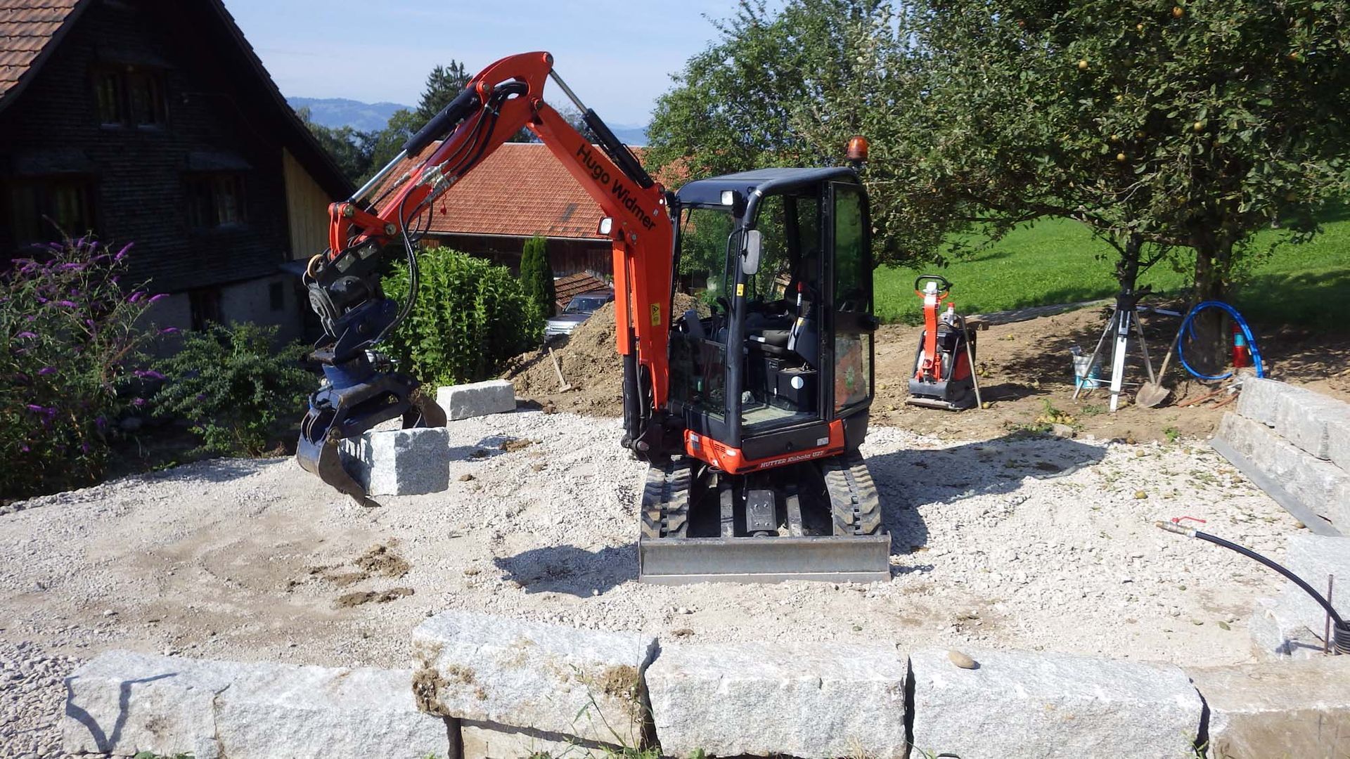 Raupenbagger 2.5 Tonnen) - Hugo Widmer Gartenbau/Gartenpflege - Goldingen