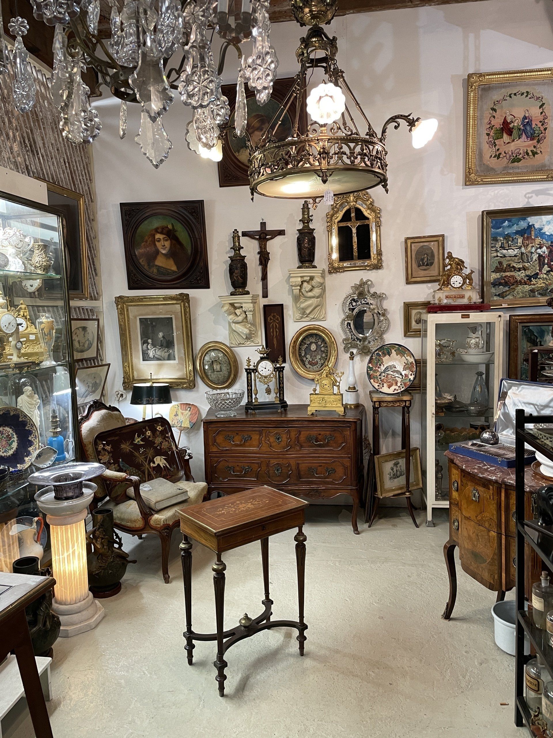 fauteuil pendule et lampe