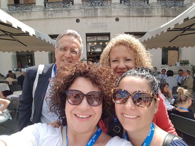 Un grupo de personas posa para una foto y una mujer lleva gafas de sol.