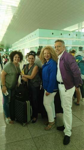 Un grupo de personas posa para una fotografía en un aeropuerto.