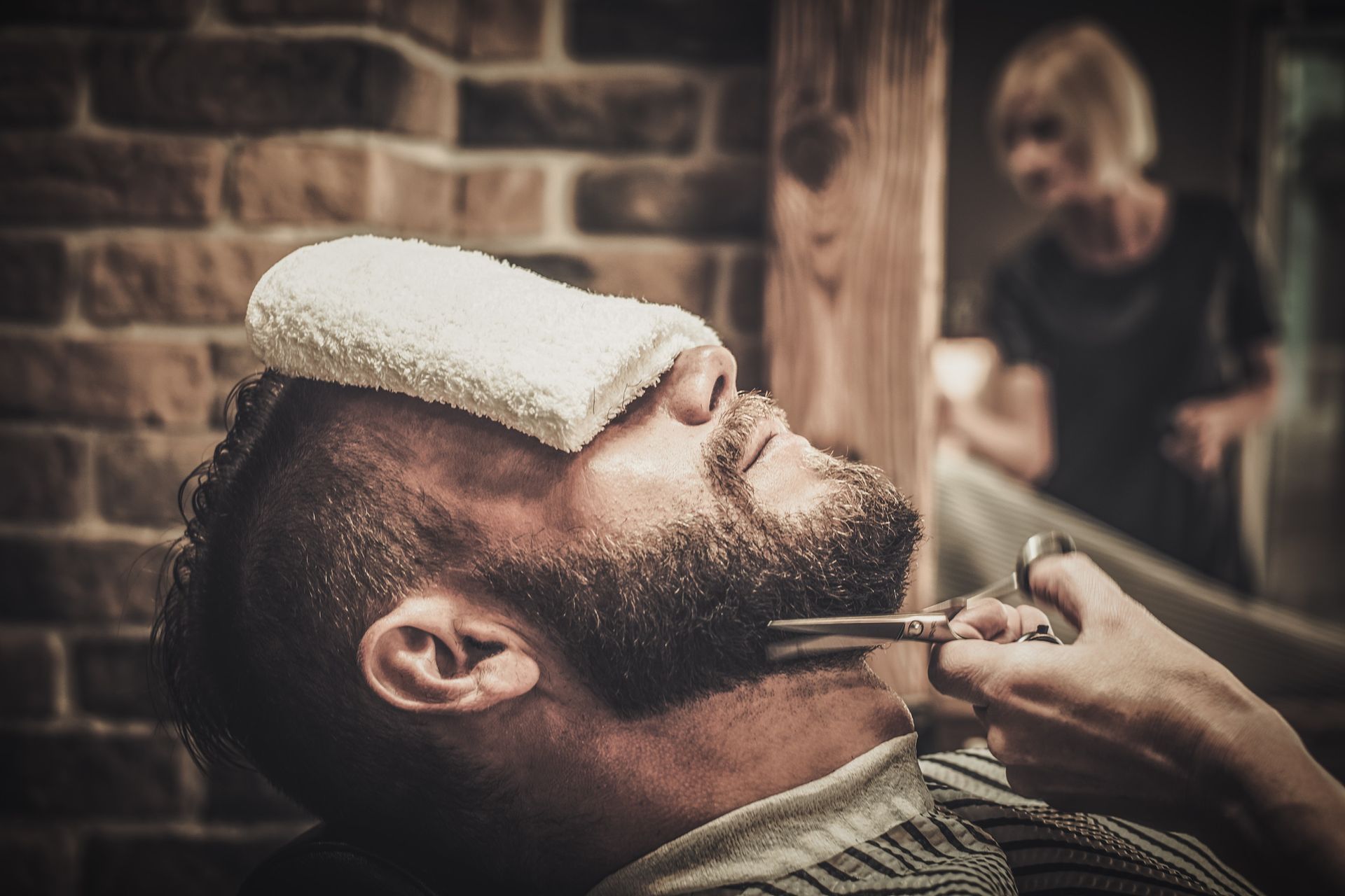Un hombre se está cortando el pelo en una barbería.