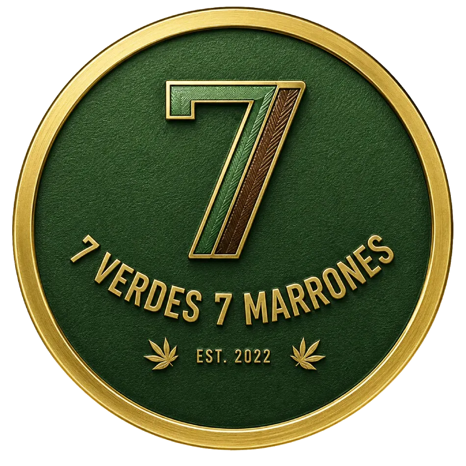 Logotipo circular dorado y verde con un gran 7 y el texto &ldquo;7 Verdes 7 Marrones&rdquo; y &ldquo;EST. 2022&rdquo;