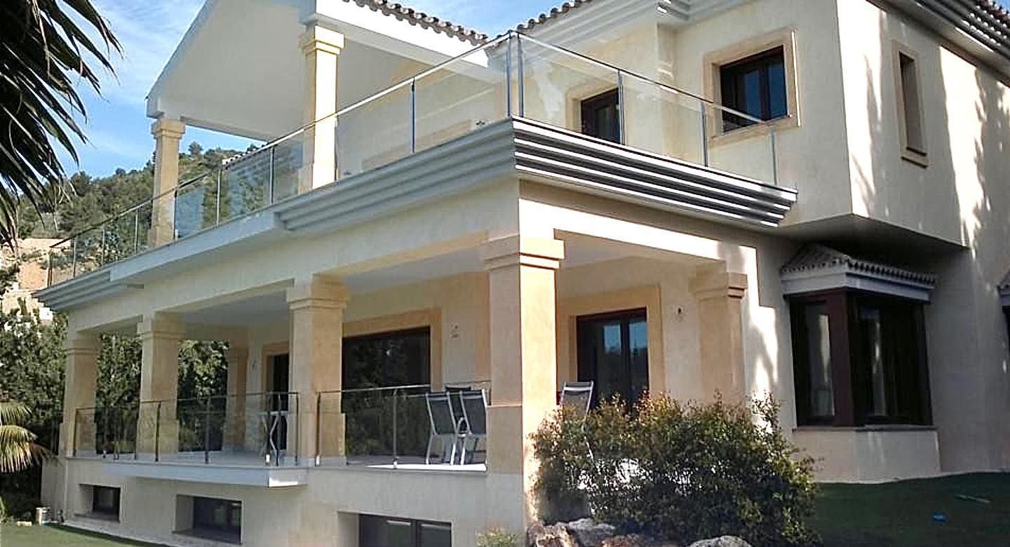 Una gran casa blanca con balcón y columnas.
