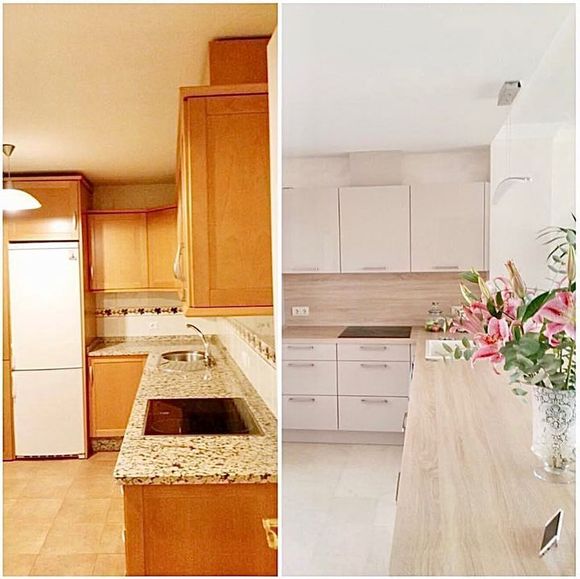 Una foto de antes y después de una cocina con encimeras de granito.