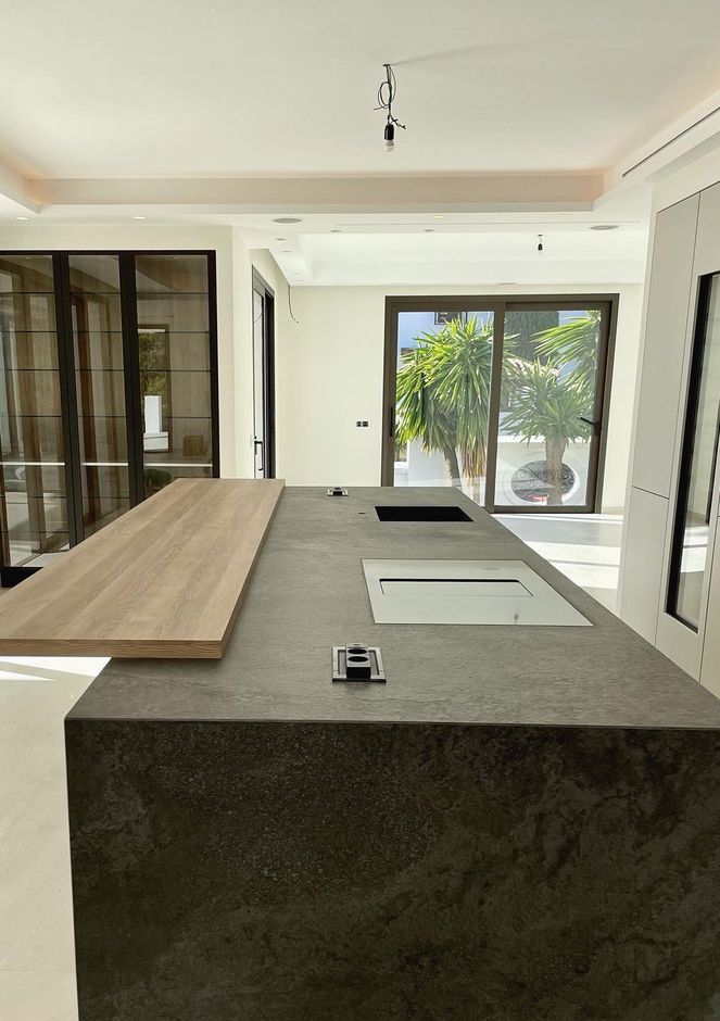Una cocina con una gran isla y una encimera de madera.