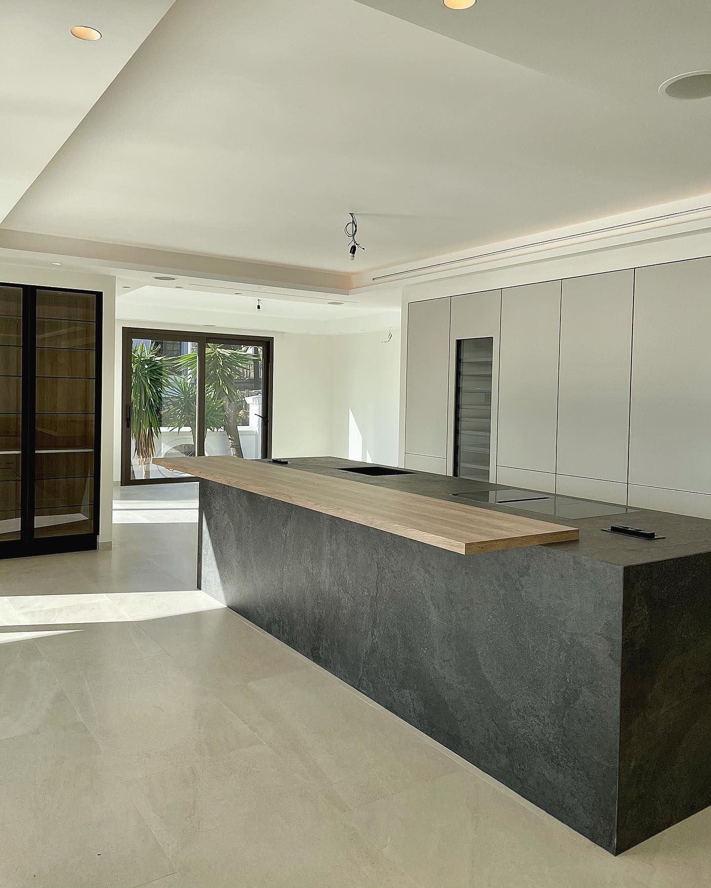 Una cocina con una gran isla y puertas corredizas de vidrio.