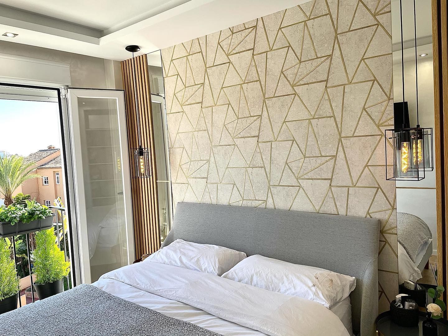 Un dormitorio con una cama y una puerta corrediza de vidrio.