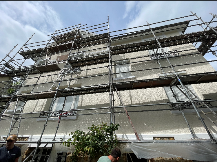 Échafaudage devant un bâtiment