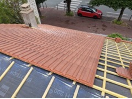 Couverture de toit avec des tuiles