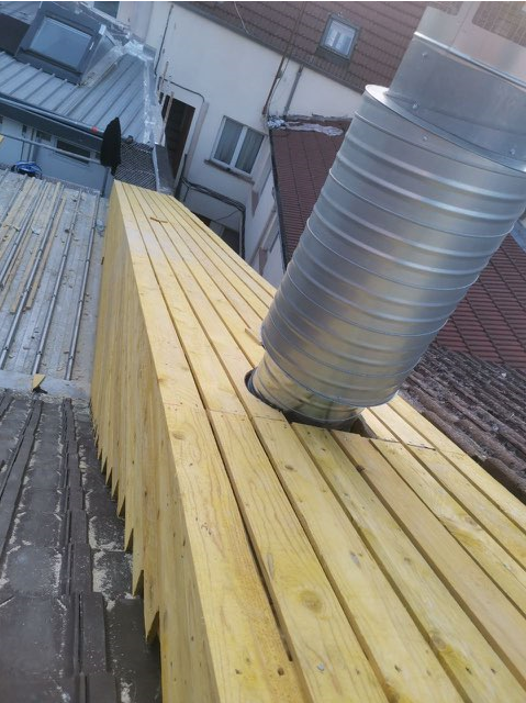 Charpente et zinguerie d'un toit