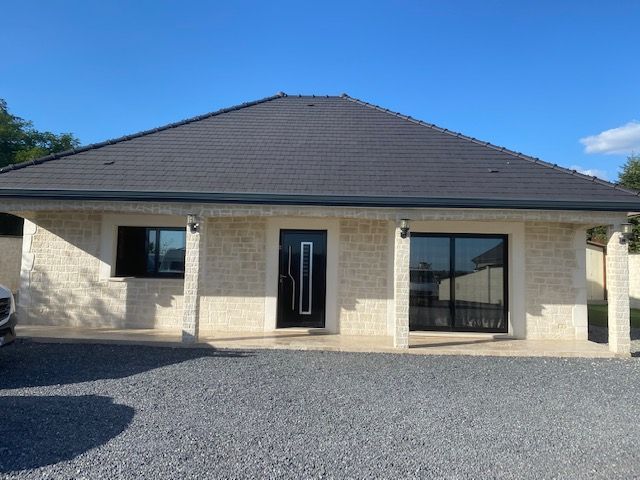 Façade d'une maison en pierre