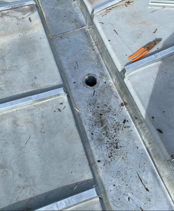 Gros plan sur chéneau en zinc