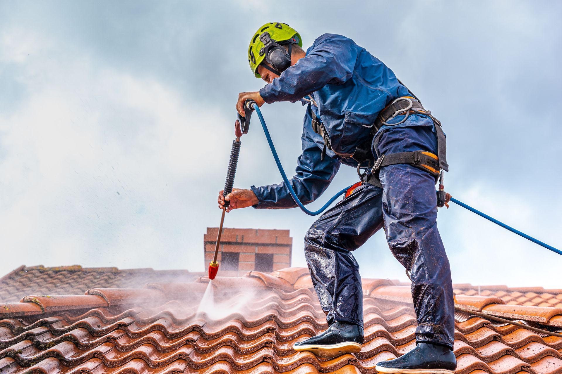 Ouvrier nettoyant une toiture
