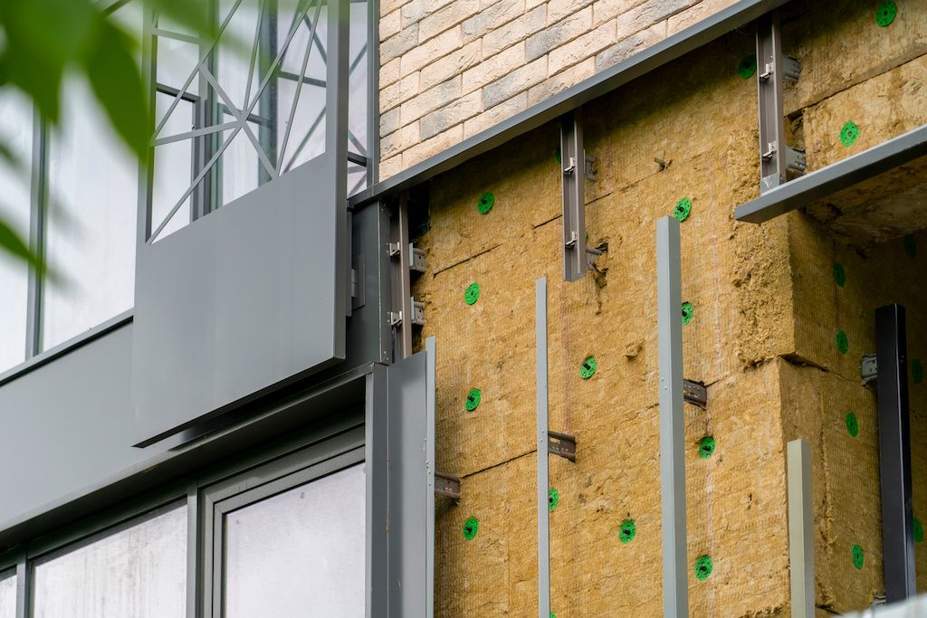 Plaques de mousse isolante à l'extérieur d'un bâtiment