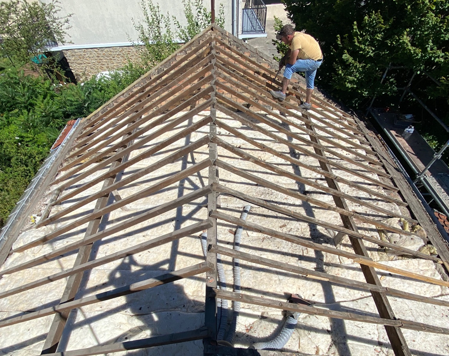 Mise en place de l'isolant dans les combles par la toiture