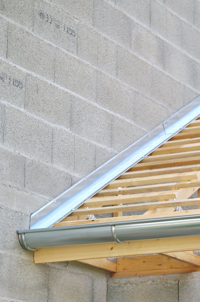 Gouttière en aluminum sur un toit en construction