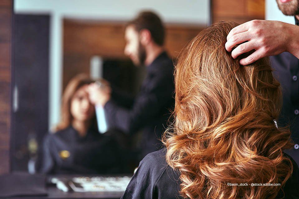 Kundin von Salon Bellissima bekommt Styling ihrer Haare